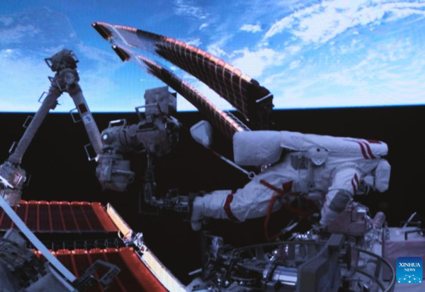 Tripulação da Shenzhou-18 completa primeira caminhada espacial
