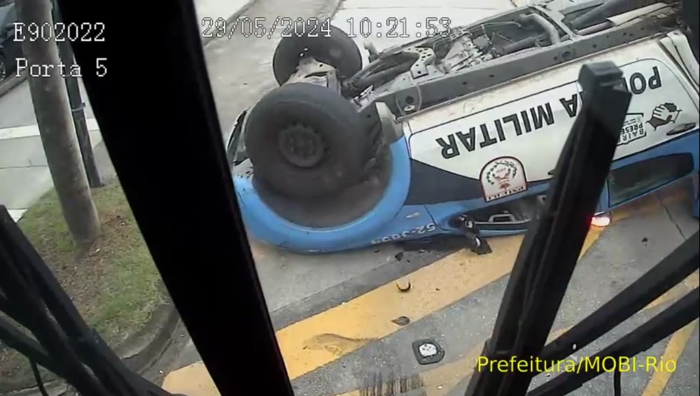 Viatura da PM colide com ônibus do BRT na Barra da Tijuca