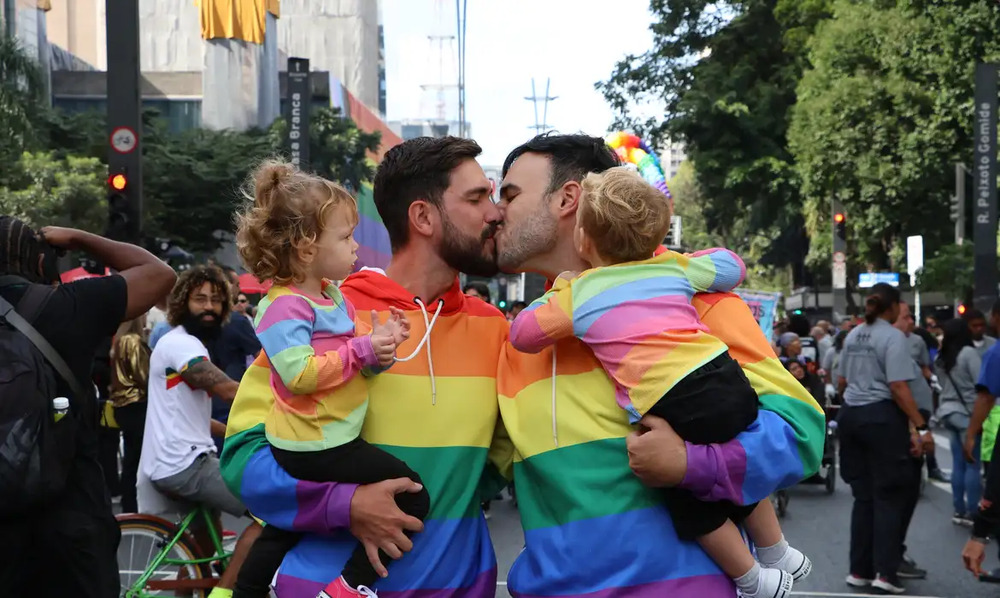 Parada LGBT+ de SP chama atenção para a política e resgata o verde-amarelo nos trajes