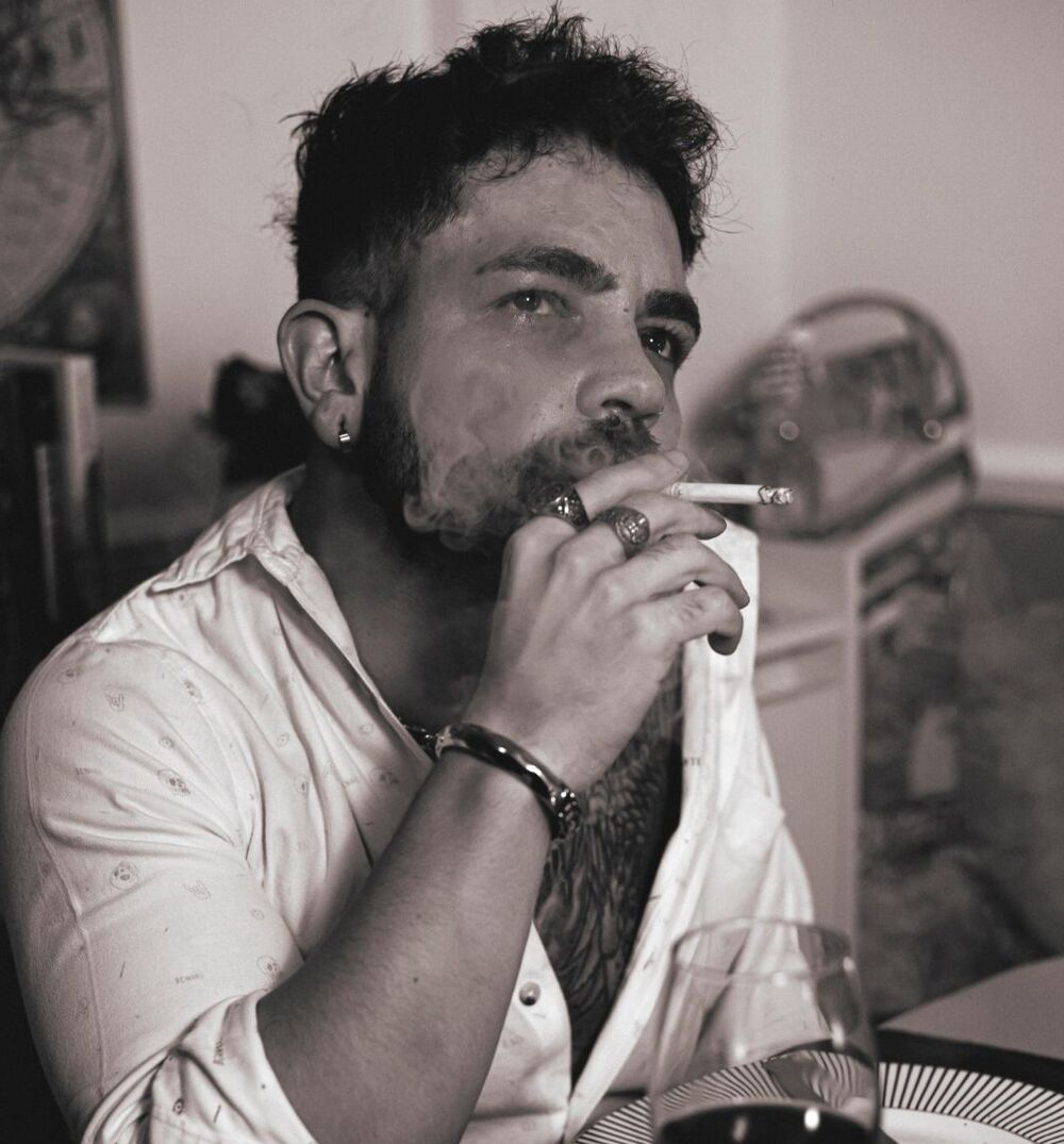 Restos de Cigarros é a música de estréia do EP “SOLO” de Má Donato