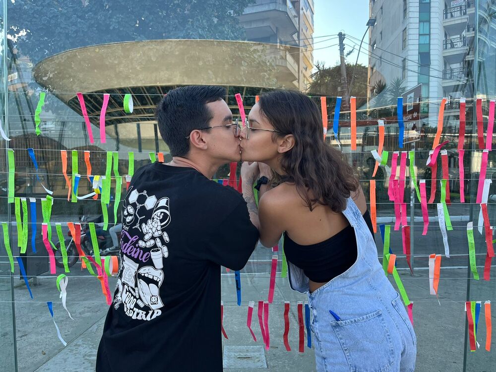 Dia dos namorados: Exposição no MAC promove dinâmica para que casais façam desejos para o futuro