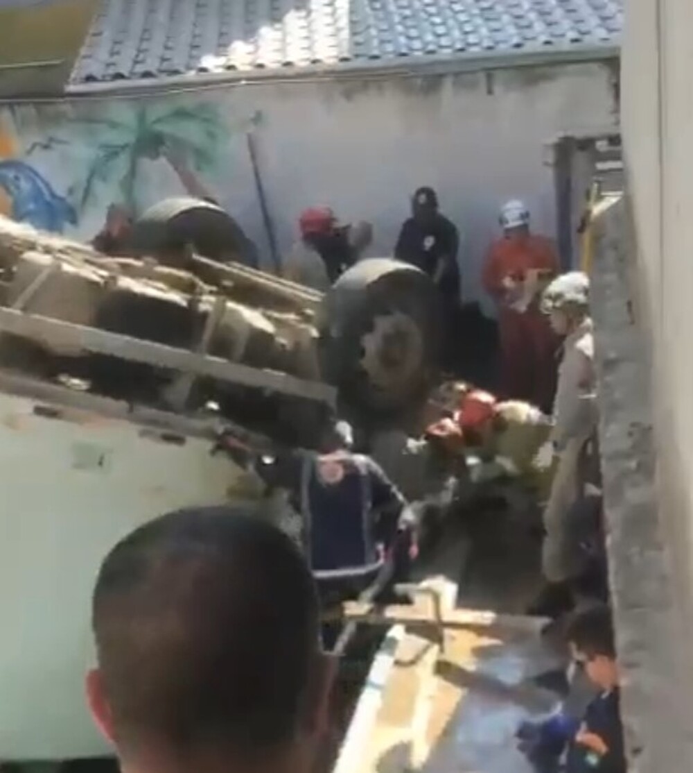 Caminhão da Limppar se envolve em acidente em Belford Roxo, com um morto e três feridos