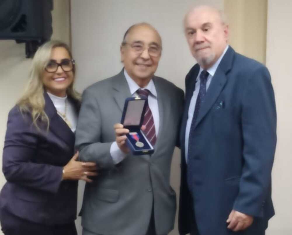 Dr. Julio Cesar declara apoio ao pre-candidato a prefeito Aluísio Gama, na OAB, ao receber a Medalha Paulo Machado