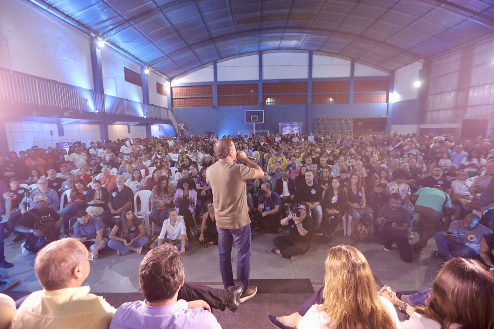 Movimento 'Amor por Niterói' reúne mais de 2 mil pessoas no Largo da Batalha