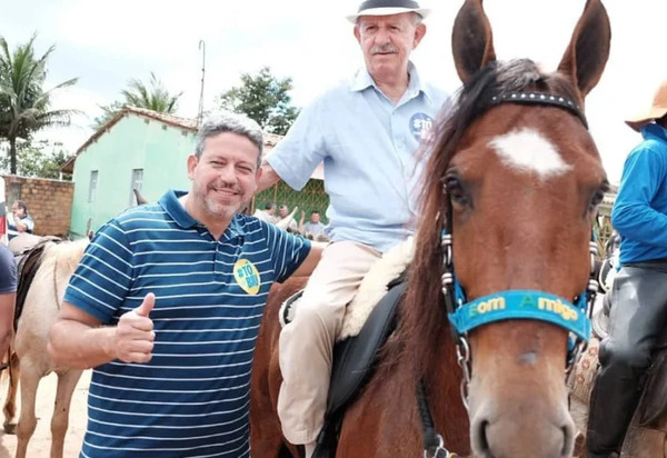 Pai de Arthur, Benedito de Lira expulsa camponeses, mas não declara fazenda ao TSE