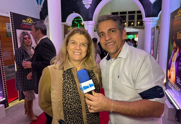 Denise Saraceni, celebra prêmio Arara Azul por 'Pixinguinha, Um Homem Carinhoso' na 3ª Mostra de Cinema China Brasil