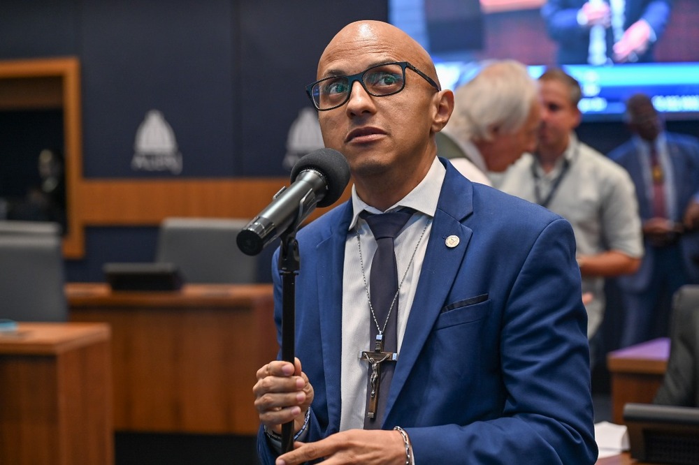 Qual será o próximo passo, queimar crucifixos?’, diz deputado ao defender padre acusado de homofobia