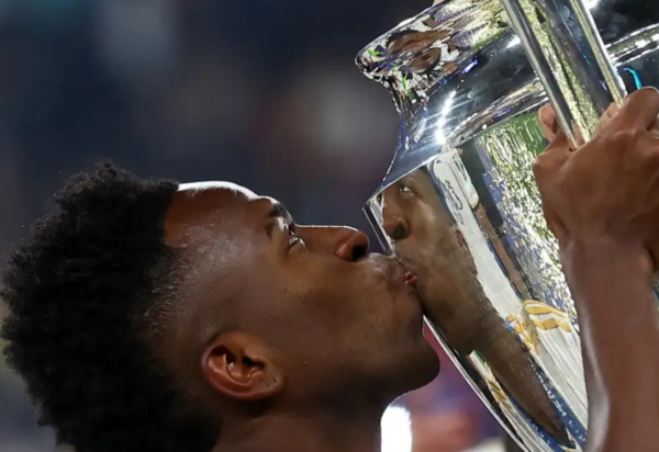 Vini Júnior recebe troféu de melhor jogador da Liga dos Campeões