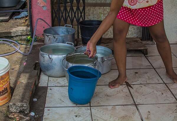 Mais de 100 regiões da Baixada sem água: crise no abastecimento de água 