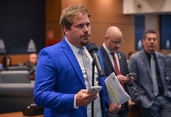 Deputado quer que SUS ofereça Touca Inglesa para minimizar a queda de cabelo em pacientes submetidos à quimioterapia no estado