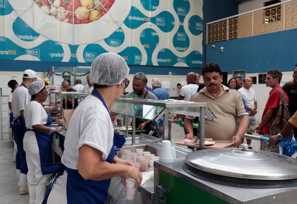 Restaurantes populares oferecerão cardápio especial de Natal no dia 23/12 