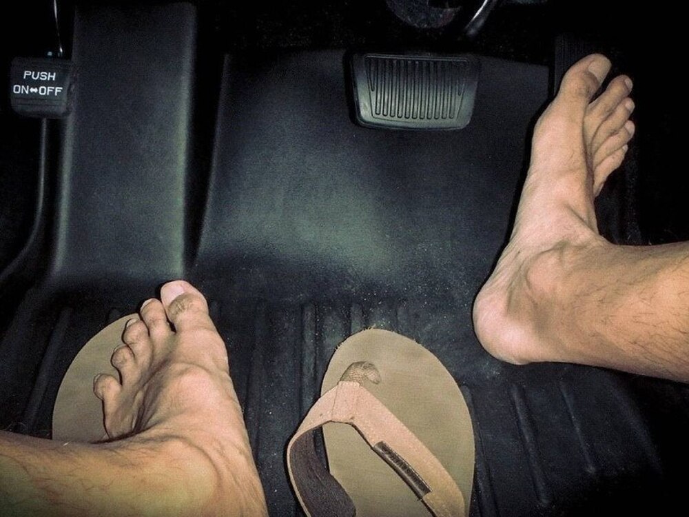 É verão, mas não é carnaval: Pode dirigir de sunga, chinelo ou descalço? Descubra aqui o que o CTB permite e proíbe