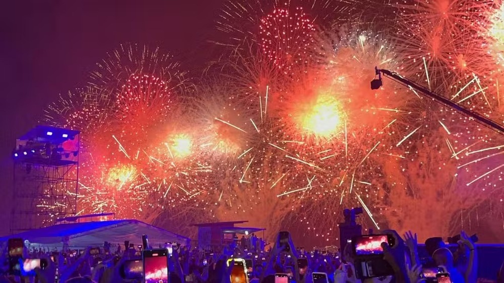 Rio comemora virada de ano com 12 minutos de fogos e show de Anitta