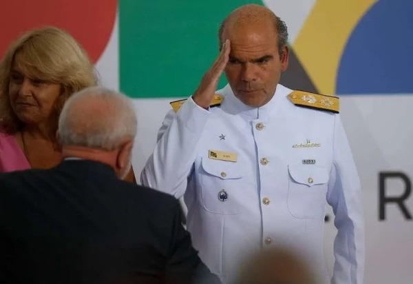 Comandante da Marinha é submetido a nova humilhação