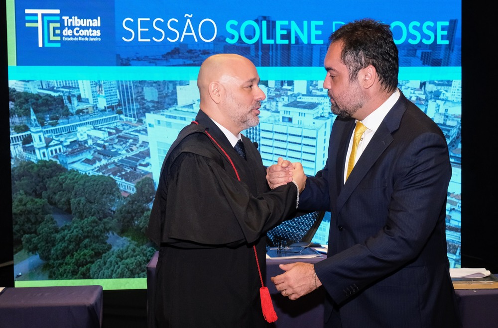 Castro participa de cerimônia de posse do novo presidente do TCE, Márcio Pacheco