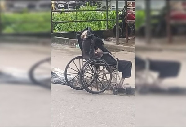 Entre o luto e a lei: Filho é flagrado carregando corpo da mãe de 100 anos mortapelas ruas do Rio