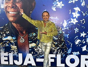 Thiago Lisboa marca presença no ensaio da comunidade da beija flor.