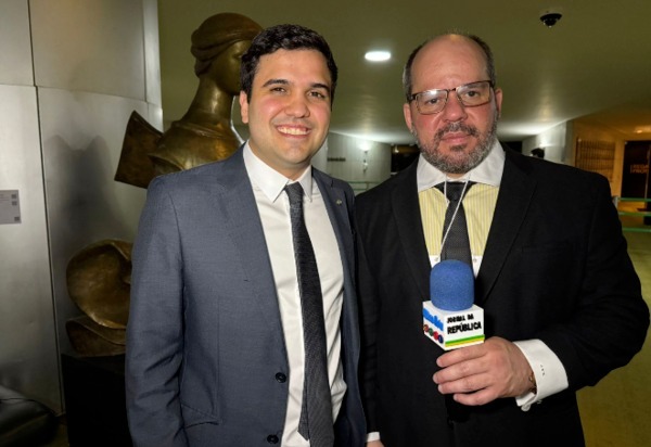 Lei do Deputado Renan Ferreirinha que proíbe celulares nas escolas é bem-vinda, mas não é suficiente afirma especialistas