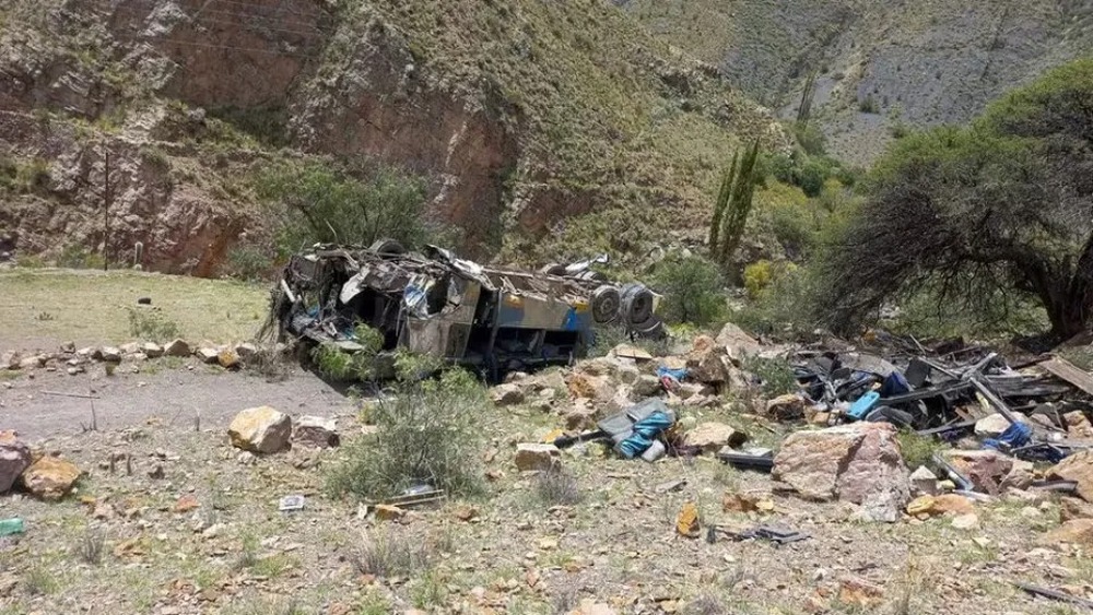Ônibus cai em abismo na Bolívia e deixa ao menos 30 mortos e 15 feridos