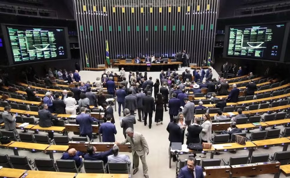Câmara Turbinada com 327 Deputados: Acordo de Hugo Motta pode Aumentar Número de Deputados 
