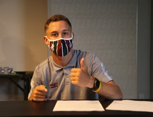 Jogador mais jovem a entrar em campo pelo Fluminense assina seu primeiro contrato com o clube 