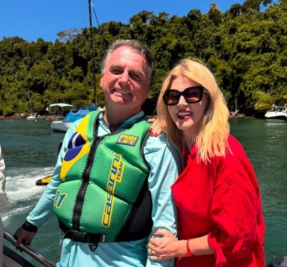 Bolsonaro passeia de barco com socialite Val Marchiori em Angra dos Reis