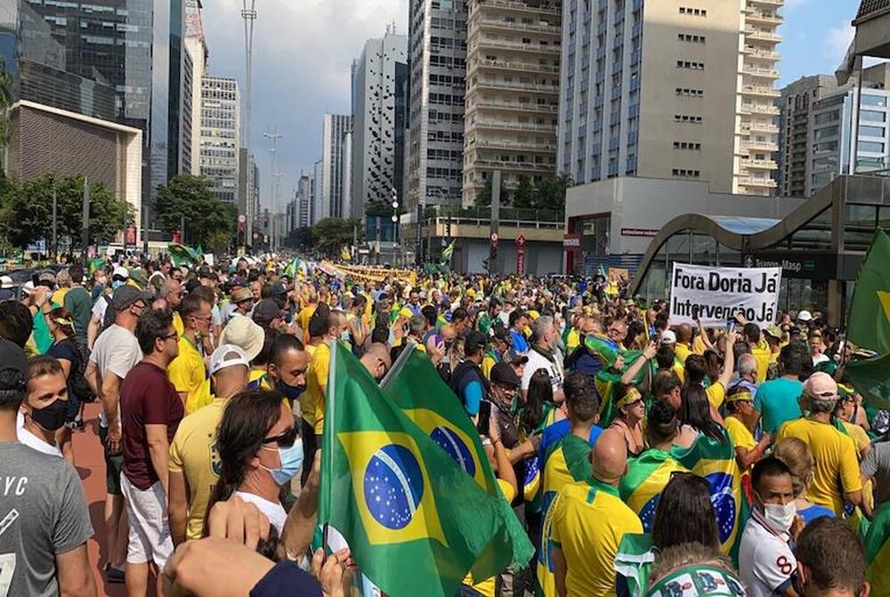 Apoiadores de Bolsonaro fazem carreata pelo país contra governadores