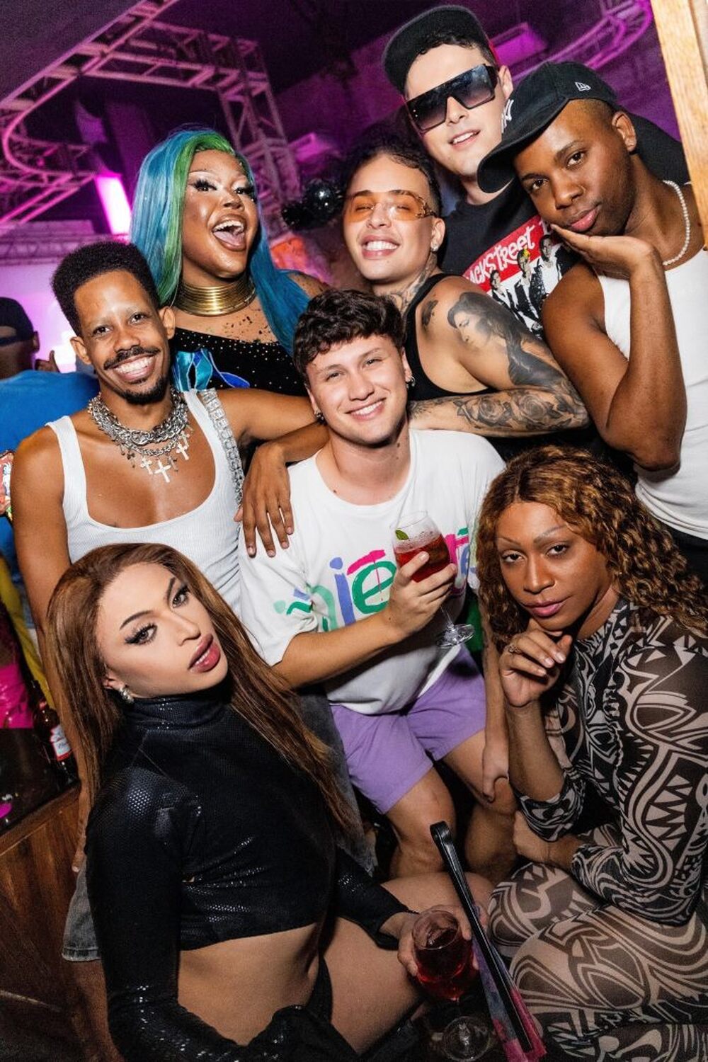 Gloria Groove mostra estar recuperada da queda que sofreu no palco e se joga na balada no Rio