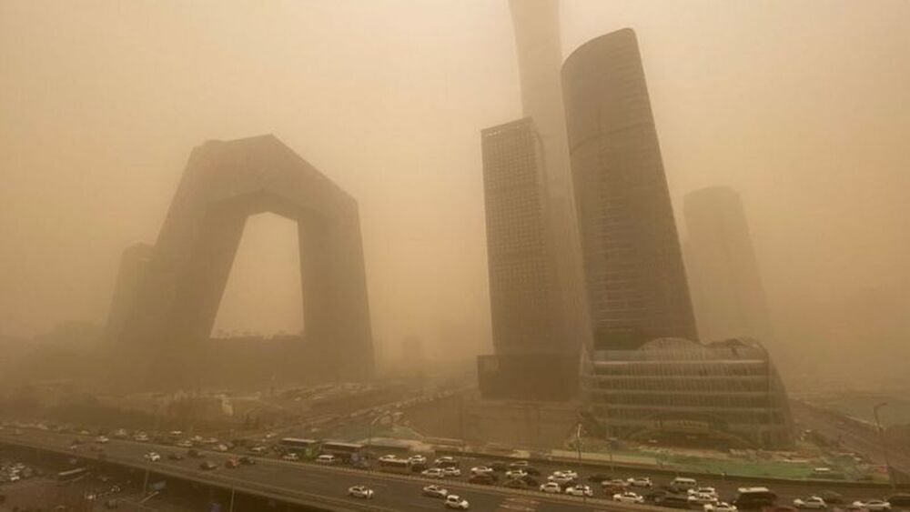Pequim tem pior tempestade de areia da década, veja: