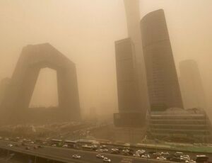 Pequim tem pior tempestade de areia da década, veja:
