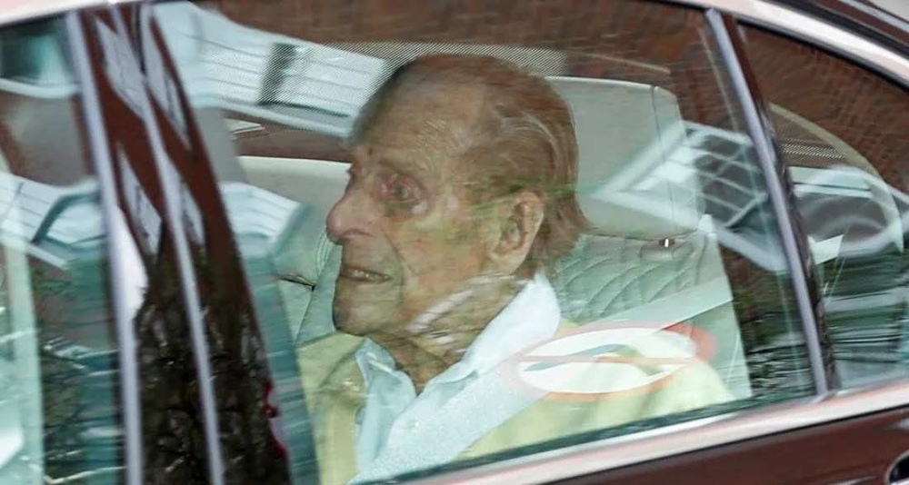 Marido da Rainha Elisabeth deixa hospital após um mês internado 