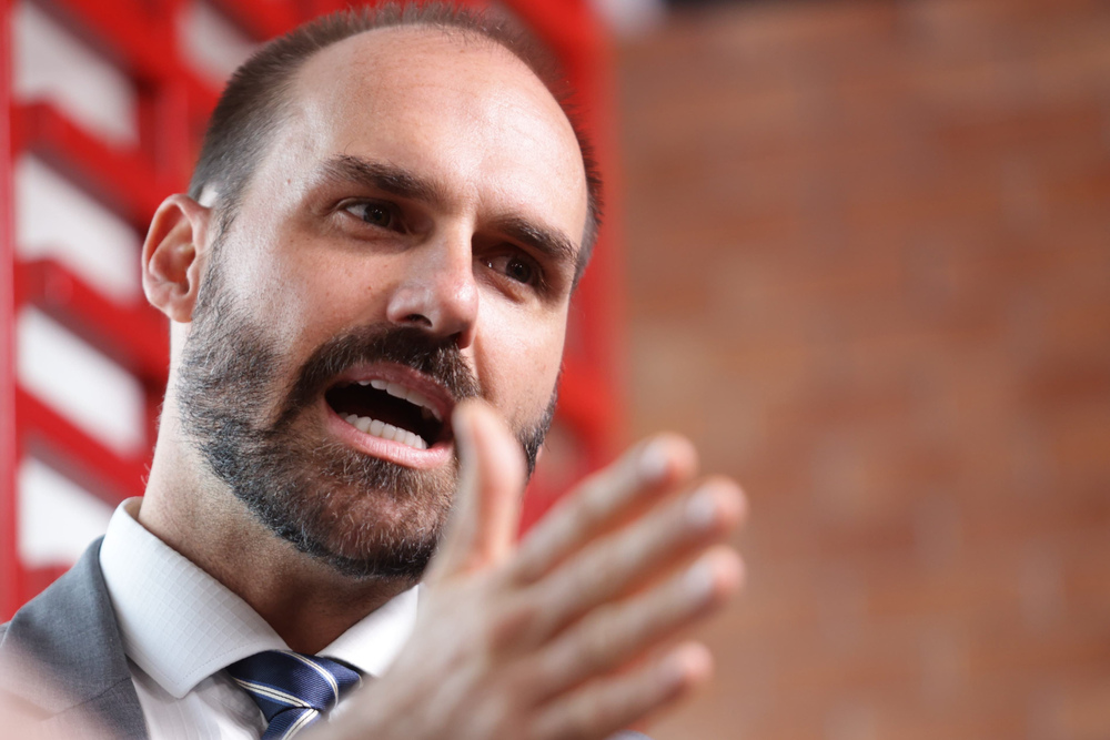 Eduardo Bolsonaro se licencia do mandato e decide permanecer nos EUA enquanto passaporte segue na mira do STF