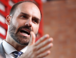 Eduardo Bolsonaro se licencia do mandato e decide permanecer nos EUA enquanto passaporte segue na mira do STF