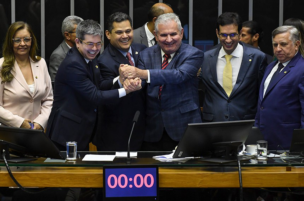 Congresso turbina orçamento de ministérios ligados ao Centrão, com aval do governo Lula; veja quem ganhou e quem perdeu