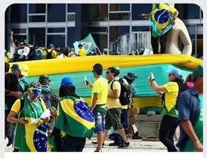Jornalistas da Folha sofrem ataques e ameaças nas redes por cobertura do 8/1