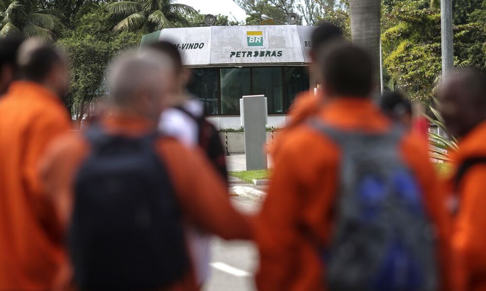 Funcionários da Petrobras fazem greve de 24 horas por melhores condições de trabalho