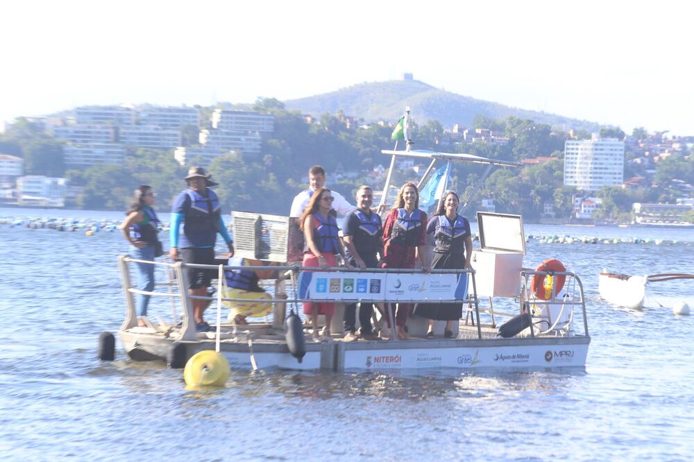 Parceria da Prefeitura com Águas de Niterói, Ministério Público e Projeto Grael vai ajudar a recolher lixo flutuante de praia da Baía