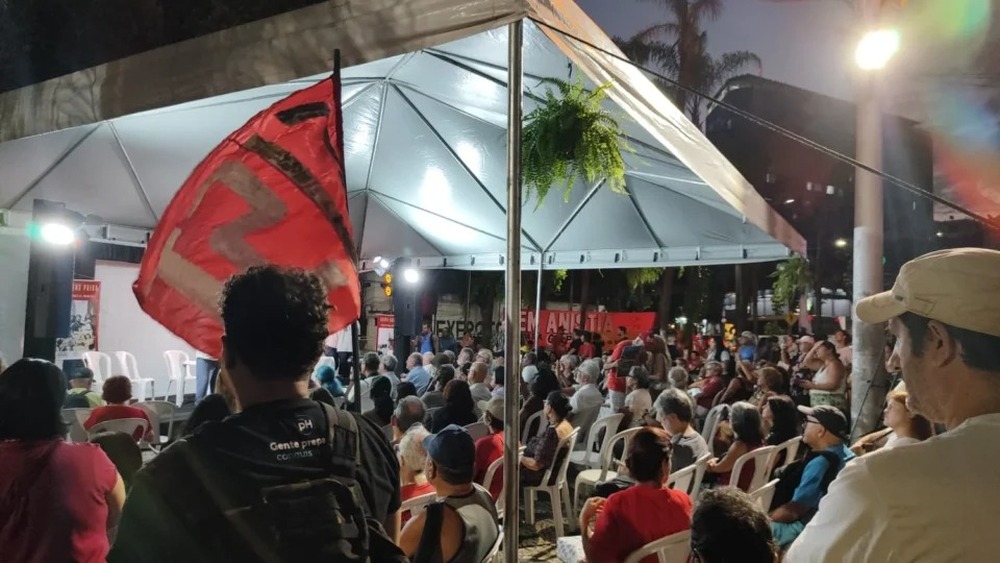 Movimentos fazem ato em memória das vítimas da ditadura em frente ao antigo DOI-Codi no RJ