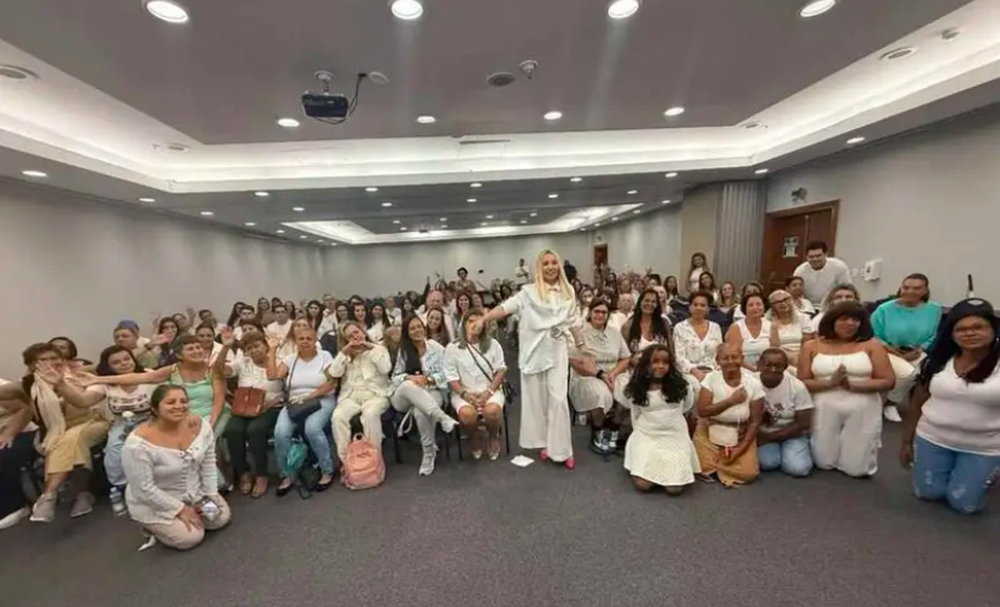 Chaline Grazik reúne fãs em um reiki coletivo no Hotel Intercity Paulista