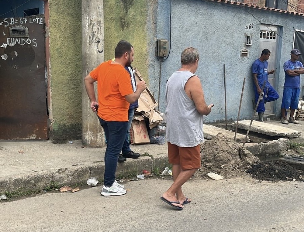 Vereador Aquino realiza operação de desentupimento de esgotos na Rua Gonçalves Ferreira