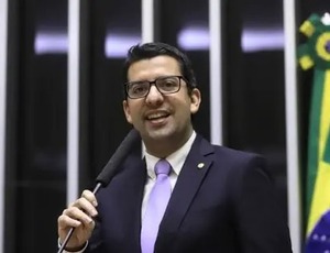 Deputado federal Marcelo Queiroz (PP-RJ) faz homenagem aos 60 anos do Banco Central na Câmara dos Deputados nesta terça