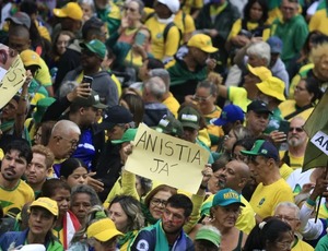 Manifestantes se reúnem na Paulista, e Bolsonaro se encontra com 7 governadores