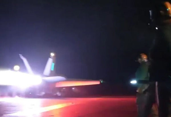 EUA bombardeiam porto dos Houthis no Iêmen e matam ao menos 58
