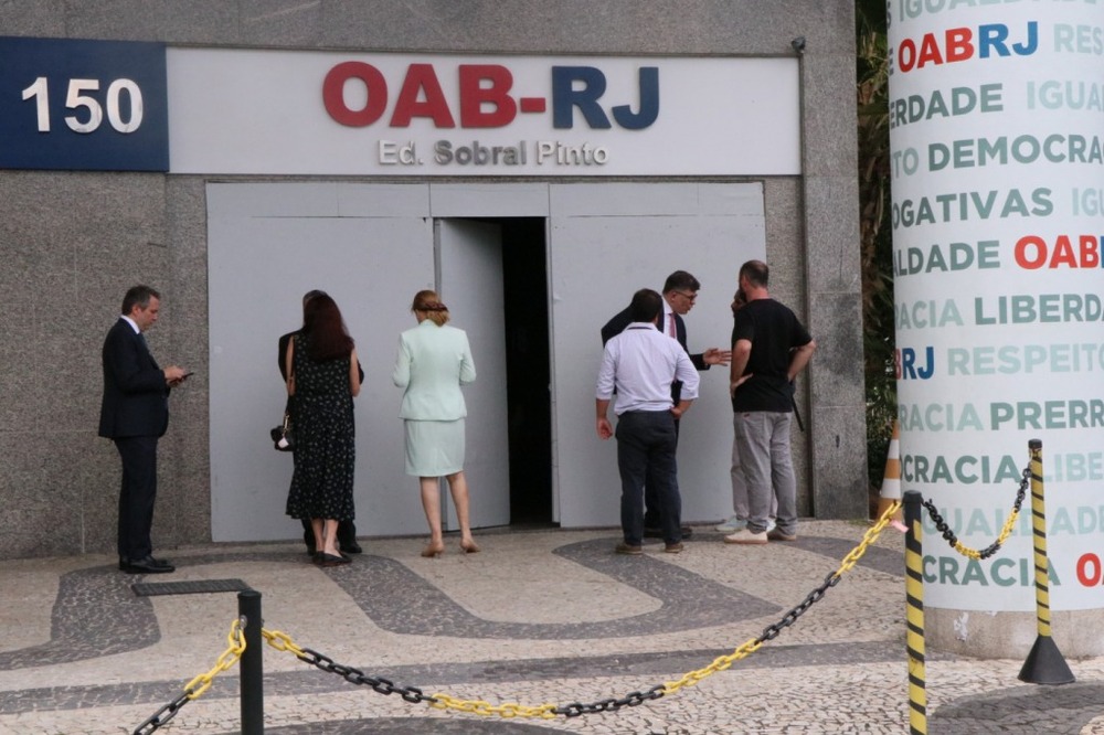 Justiça suspende site que vendia petições iniciais com IA para advogados após ação da OAB-RJ