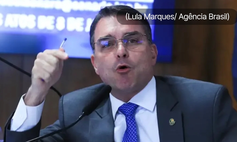 Flávio Bolsonaro declarou ganhar R$ 57 mil ao fazer empréstimo para compra de mansão