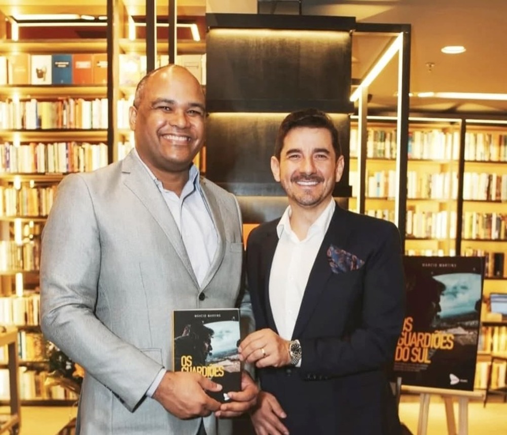 João Costa prestigia o lançamento do livro “Os Guardiões do Sul”, de Marcio Alves Martins em São Paulo