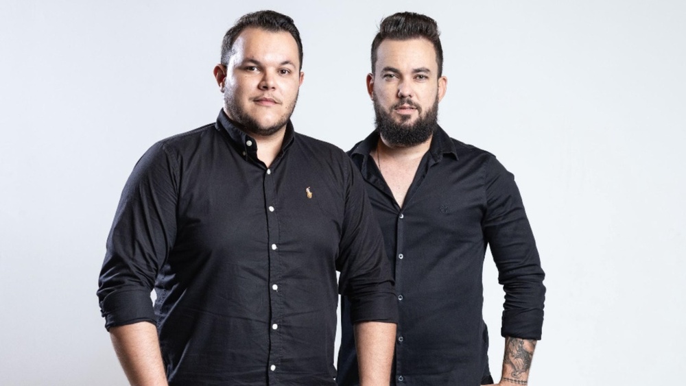 “Voz de Fundo” ultrapassa 2 milhões no Spotify e consolida Matheus & Lorenzo como voz do sentimento sertanejo