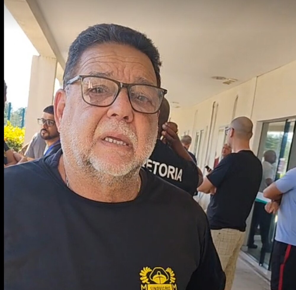 Sem salários, vigilantes param UFRJ e causam caos no trânsito do Fundão