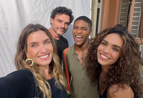 Quem é Stephanie Serrat que é vista no Domingão do Huck e fez participação em Dona de mim ?