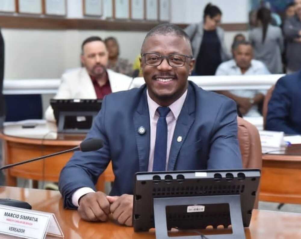 De cara limpa e sorriso no rosto: Márcio Simpatia arregaça as mangas e põe a mão na massa nos bairros de Nova Iguaçu